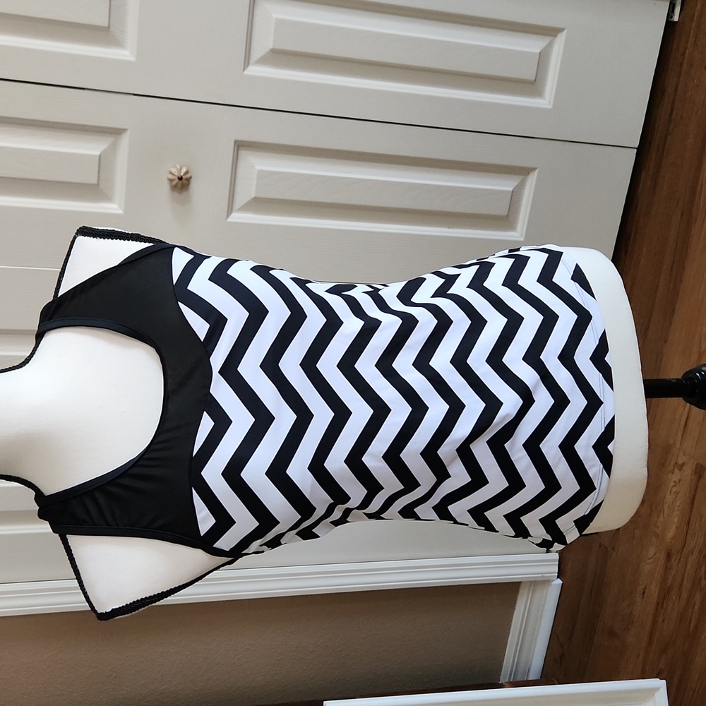 UNK Brand, Women's Athletic  Top, Black/White design,  Size Small